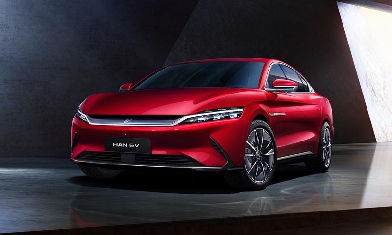 Tesla stratila pozíciu najväčšieho výrobcu elektromobilov na svete už druhý rok po sebe