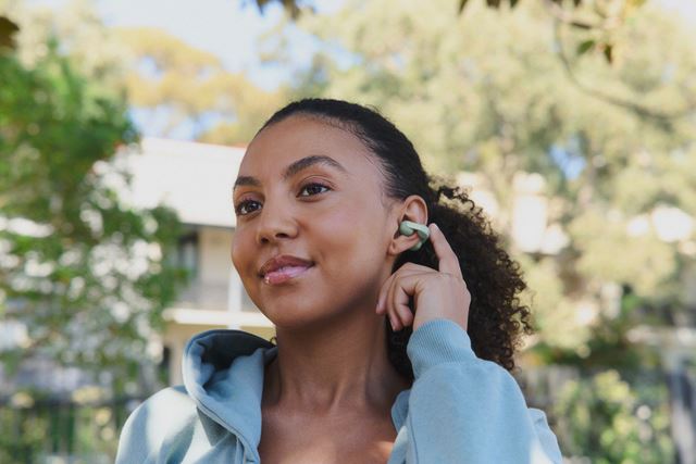 Sony predstavilo LinksBuds Clip otvoren� klipov� sl�chadl� 