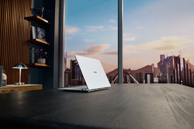 Ľahký pracovný notebook ASUS ExpertBook Ultra je už v predpredaji 