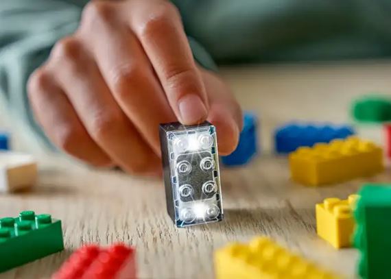 LEGO SMART Play: Smart Brick prináša svetlo a zvuk priamo do stavebníc