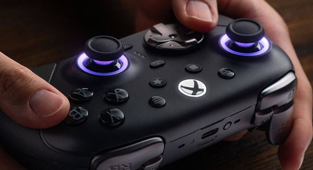 Upraviteln� 8BitDo Ultimate 3E gamepad predstaven� na CES 