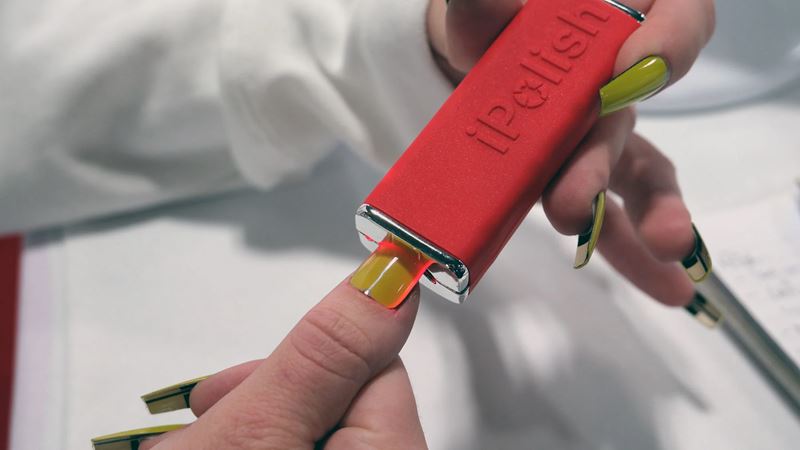 iPolish priniesol na CES 2026 inteligentné umelé nechty s meniteľnou farbou