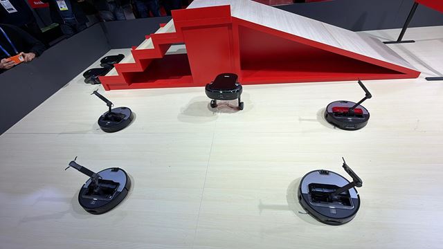 Roborock Saros Rover na CES 2026 robotický vysávač s mechanickými nohami zdolá aj schody 