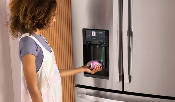 Chcete chladničku so skenerom čiarových kódov a kamerou?