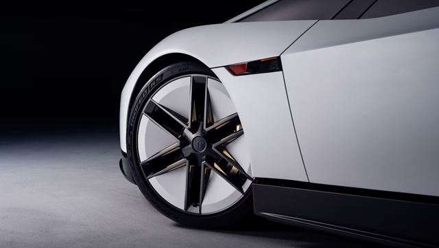 Tesla predstavila nový Roadster béčkovým cirkusovým predstavením 