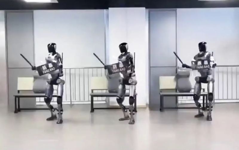 Čína predstavila humanoidného robota Fuxi, ktorý môže nahradiť policajtov aj vojakov