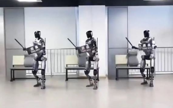 Čína predstavila humanoidného robota Fuxi, ktorý môže nahradiť policajtov aj vojakov