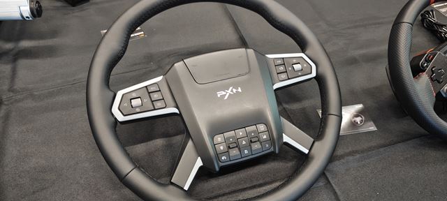 PXN chce zamie�a� karty v simracingu, chyst� nov� vlajkov� volant, z�kladne, ale aj in� pr�slu�enstvo 