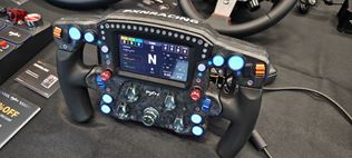 PXN chce zamie�a� karty v simracingu, chyst� nov� vlajkov� volant, z�kladne, ale aj in� pr�slu�enstvo 