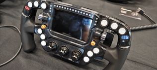 PXN chce zamie�a� karty v simracingu, chyst� nov� vlajkov� volant, z�kladne, ale aj in� pr�slu�enstvo 