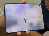 iPhone Duo má problémy s displejom, zahrievaním a aj pántom, ak sa doň dostanú nečistoty