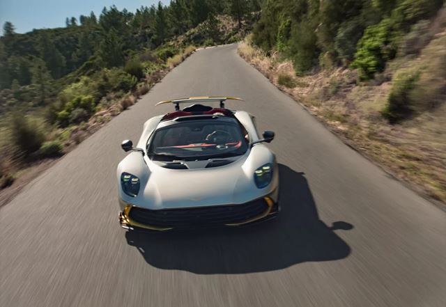 Aston Martin predstavil Valhalla Spider s výkonom 1 079 koní, prvé dodávky plánuje na rok 2027 