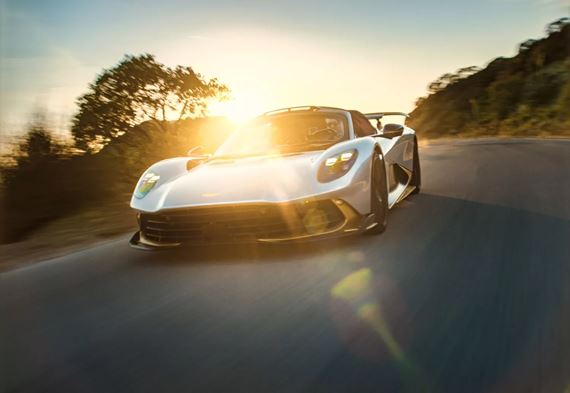 Aston Martin predstavil Valhalla Spider s výkonom 1 079 koní, prvé dodávky plánuje na rok 2027