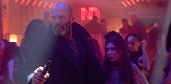 Do kín prichádza jeho nový akčný film V úkryte / Shelter režiséra
Rica Romana Waugha (Greenland)