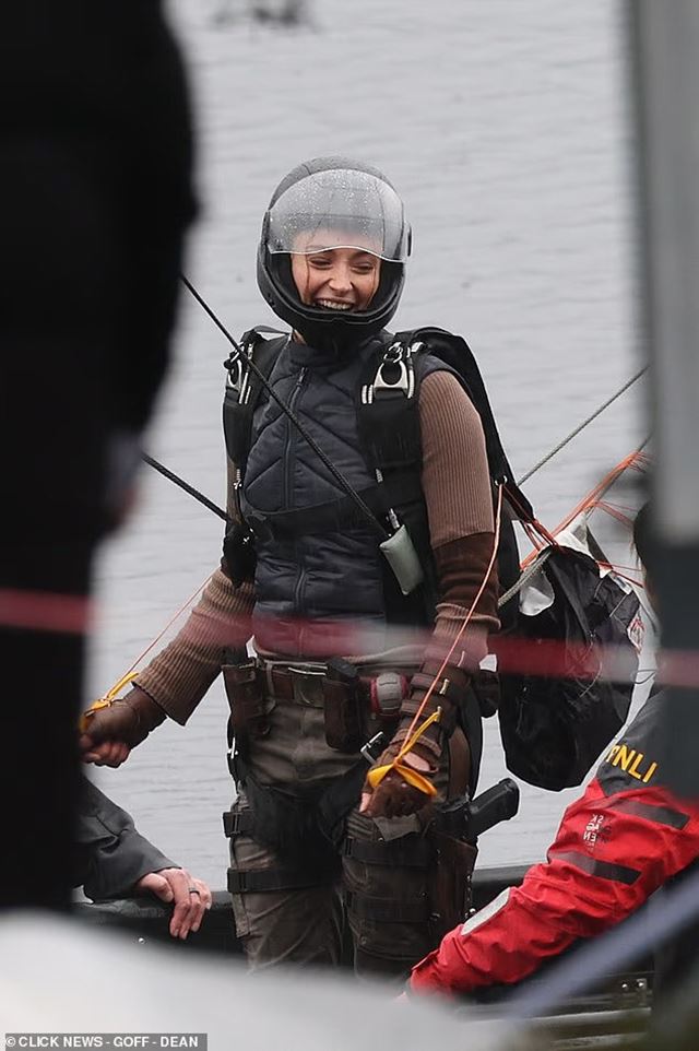 Z�bery na Sophie Turner ako Laru Croft priamo pri filmovan� 