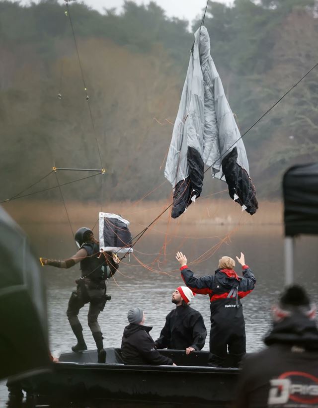 Z�bery na Sophie Turner ako Laru Croft priamo pri filmovan� 