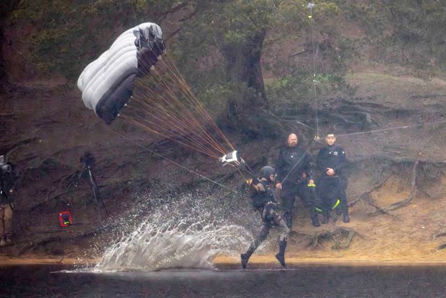 Z�bery na Sophie Turner ako Laru Croft priamo pri filmovan� 