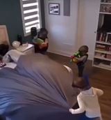 Ke� sa zab�vate s de�mi