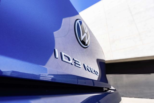 Volkswagen práve teasuje nástupcu ID.3. Príde ako ID.3 Neo 