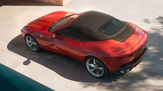 Ferrari Amalfi Spider je oficiálne predstavený - otvorená verzia prináša 640-koňový V8 aj plátennú strechu 