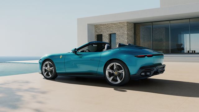 Ferrari Amalfi Spider je oficiálne predstavený - otvorená verzia prináša 640-koňový V8 aj plátennú strechu 