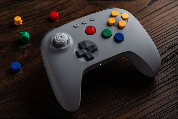 8BitDo 64 Bluetooth Controller je dostupn� v Eur�pe, prin�a retro �t�l aj modern� funkcie