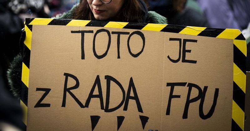 Odborn�ci a odborn��ky masovo op���aj� komisie Fondu na podporu umenia