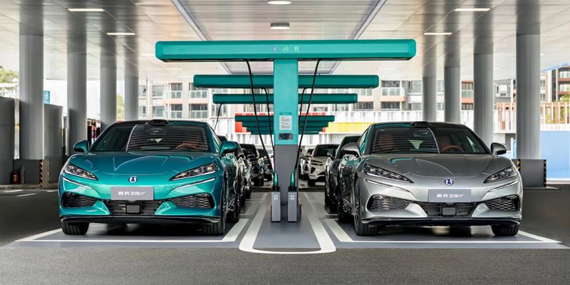 BYD chce priniesť do Európy 5-minútové nabíjanie s modelom Denza Z9GT