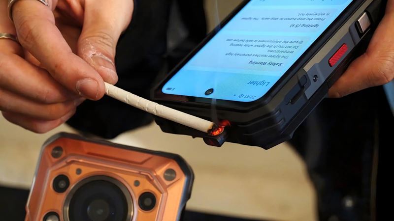 Zapaľovač na cigarety priamo v mobile?