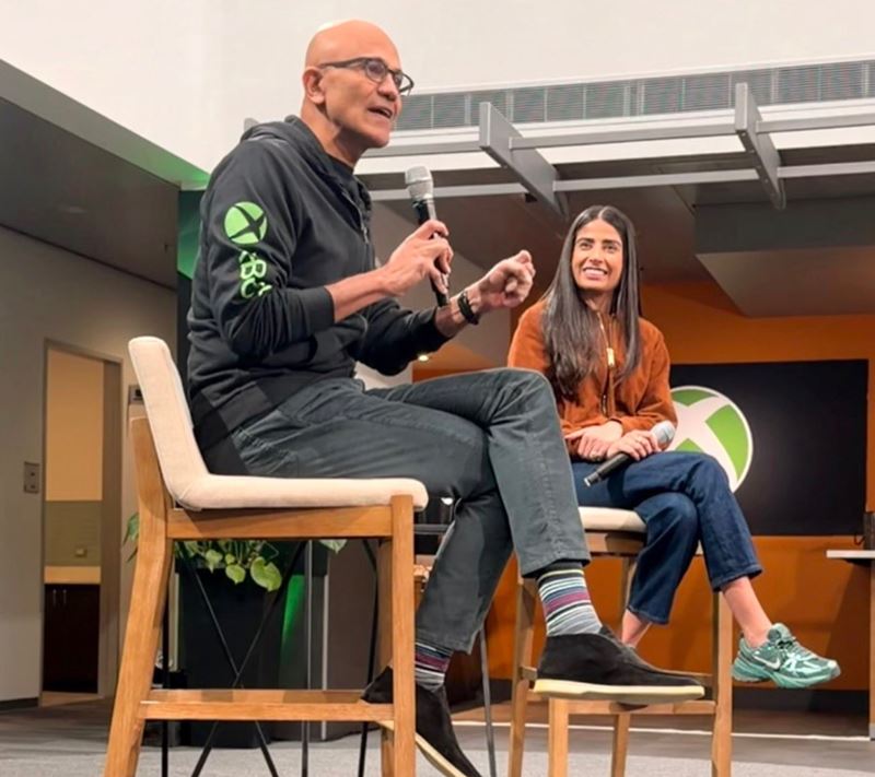 ��f Microsoftu Satya Nedella diskutoval s Ashou Sharma a vraj jej dal neobmedzen� rozpo�et