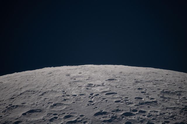 NASA zverejnila detailné zábery odvrátenej strany Mesiaca z misie Artemis II 