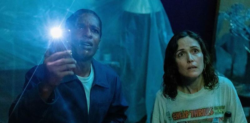 �ierna kom�dia Ak by som mala nohy, tak �a nakopem prich�dza do k�n spolu s kr�tkym filmom Turisti. Film uviedol aj festival Cinematik