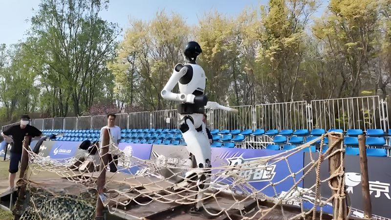Pekingský maratón robotov nebol len o behu, prekážková trať ukázala, že rozhoduje aj šikovnosť