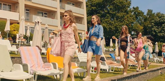 Kavej 2 nadv�zuje na �pecifick� humor a ob��ben� postavy z leta 2024