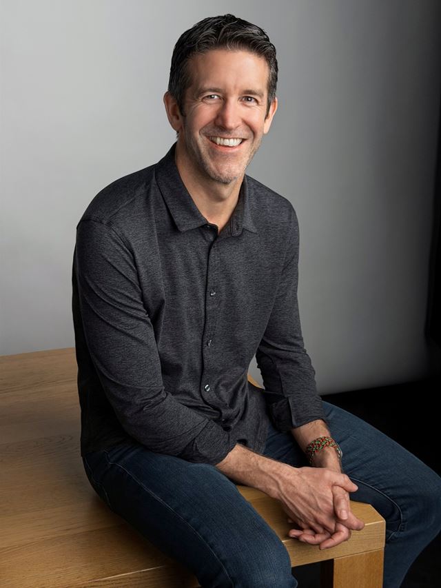 Tim Cook kon�� ako ��f Apple, nahrad� ho John Ternus 