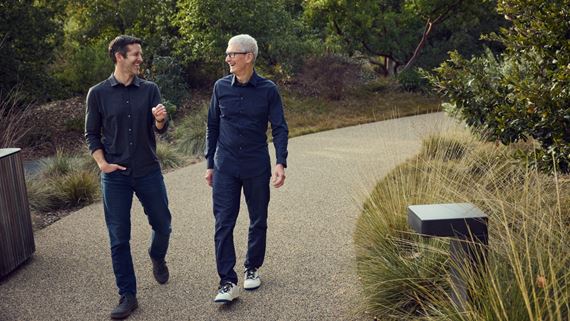 Tim Cook kon�� ako ��f Apple, nahrad� ho John Ternus