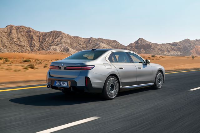 BMW výrazne prepracovalo 7 Series a aj i7, prinieslo interiér v štýle Neue Klasse a väčšiu batériu  