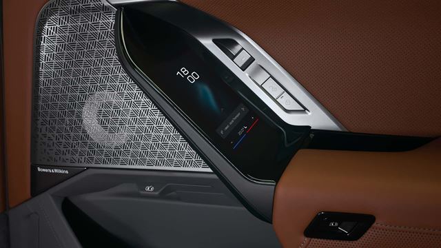 BMW výrazne prepracovalo 7 Series a aj i7, prinieslo interiér v štýle Neue Klasse a väčšiu batériu  