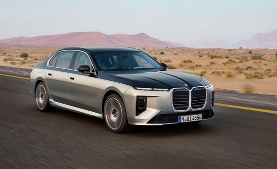 BMW výrazne prepracovalo 7 Series a aj i7, prinieslo interiér v štýle Neue Klasse a väčšiu batériu 