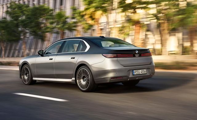 BMW výrazne prepracovalo 7 Series a aj i7, prinieslo interiér v štýle Neue Klasse a väčšiu batériu  