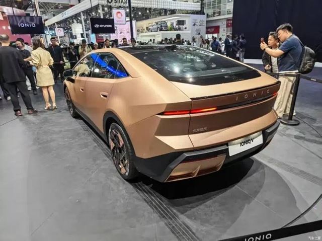 Hyundai predstavil Ioniq V, elektrický sedan s retro športovým nádychom 