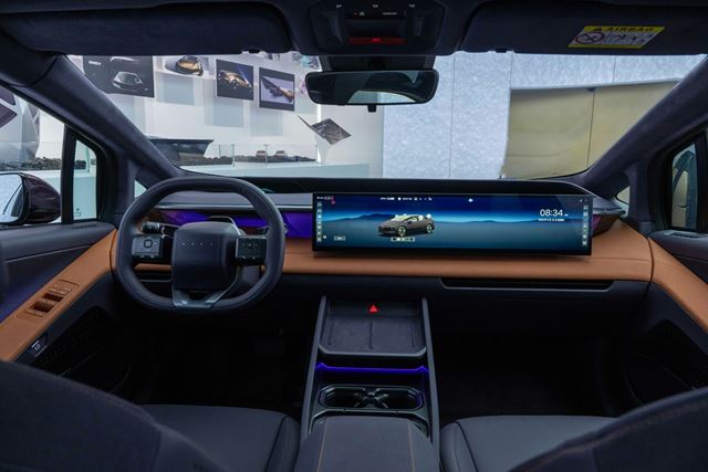 Hyundai predstavil Ioniq V, elektrický sedan s retro športovým nádychom 