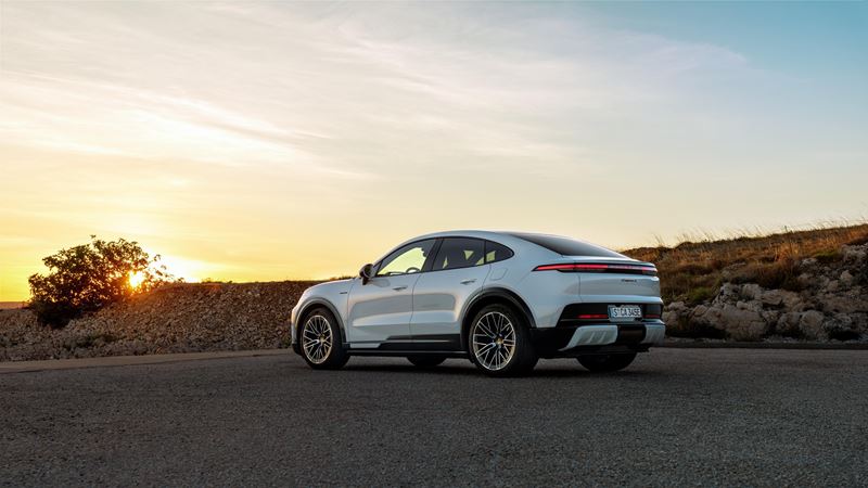 Porsche ukázalo Cayenne Coupé Electric, elektrické SUV dostalo športovejšiu verziu
