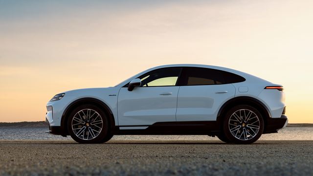 Porsche ukázalo Cayenne Coupé Electric, elektrické SUV dostalo športovejšiu verziu 