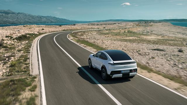 Porsche ukázalo Cayenne Coupé Electric, elektrické SUV dostalo športovejšiu verziu 