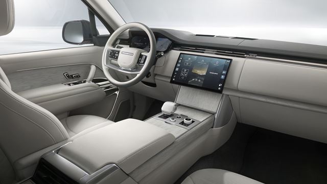 Range Rover SV Ultra rozširuje vrcholnú ponuku značky o nové materiály, elektrostatické audio a haptickú podlahu 