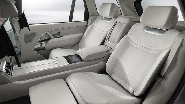 Range Rover SV Ultra rozširuje vrcholnú ponuku značky o nové materiály, elektrostatické audio a haptickú podlahu 