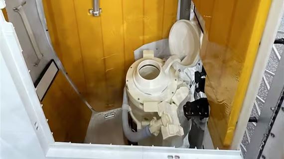 Toaleta za 23 miliónov dolárov má na ceste k Mesiacu jeden problém za druhým