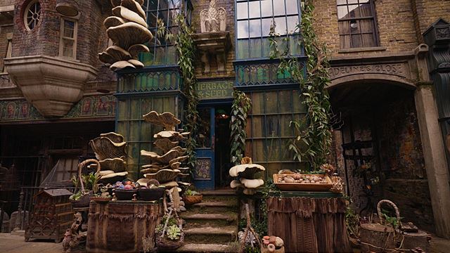 Dokument zo z�kulisia Harry Potter seri�lu ukazuje casting, tvorbu tvorov a kost�mov 