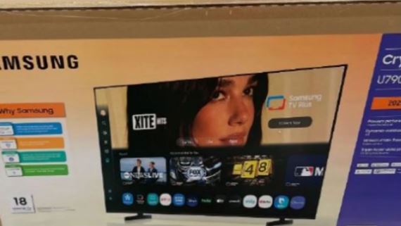 Dua Lipa žaluje Samsung za fotku na krabiciach televízorov, žiada 15 miliónov dolárov